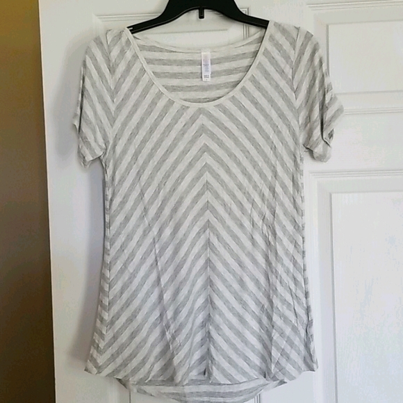 LulaRoe Classic Tee - Picture 1 of 2